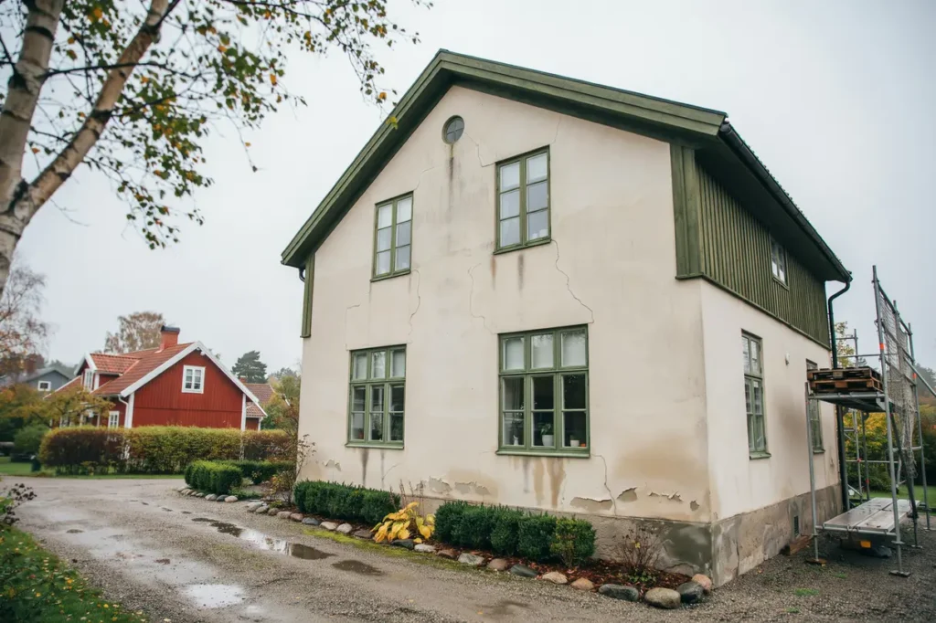 dags f r fasadrenovering s uppt cker du skador i tid och v ljer r tt tg rd